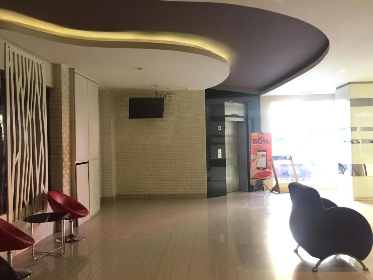 红多兹Plus@望加锡奥尔登酒店 马卡萨 外观 照片